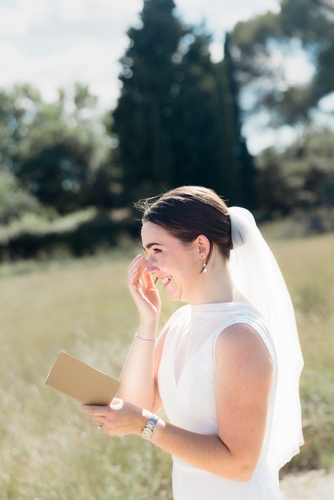 Emotion en lisant ses voeux de mariage