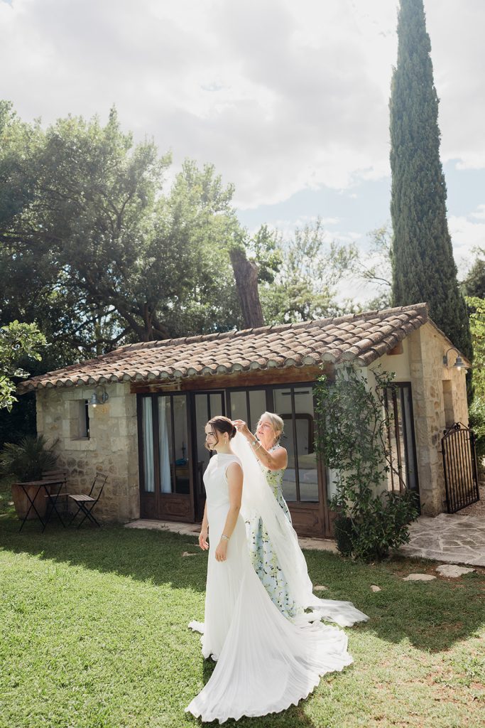 Habillage de la mariée par sa maman