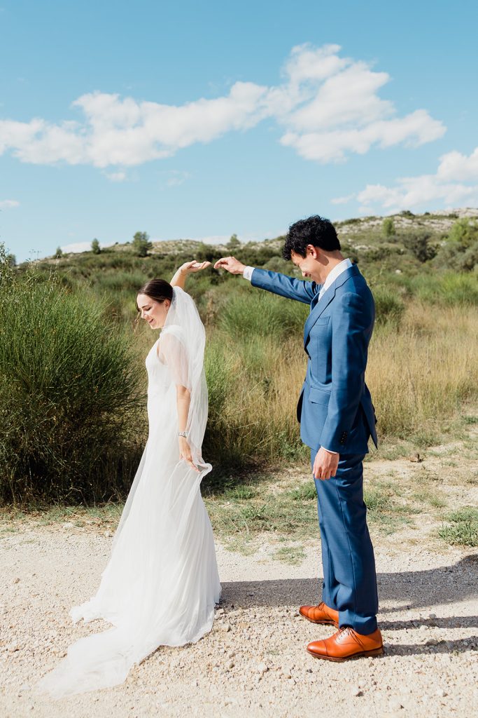 Découverte de sa femme en mariée