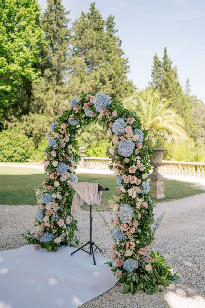 Arche fleurie bleu et rose