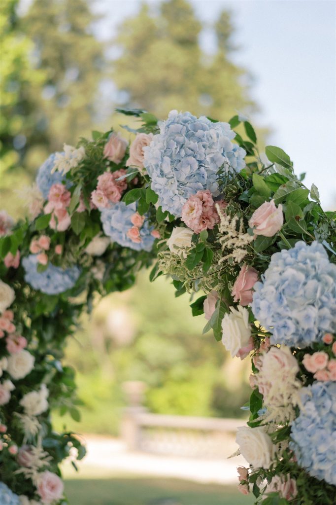 Rose et hortensia bleu
