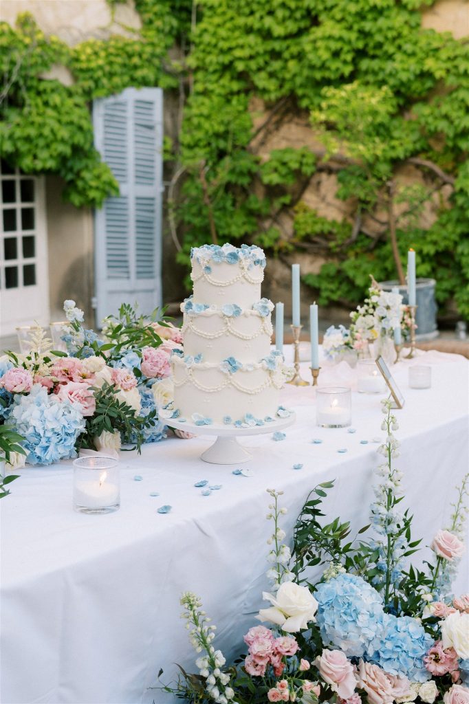 Vintage cake blanc et bleu