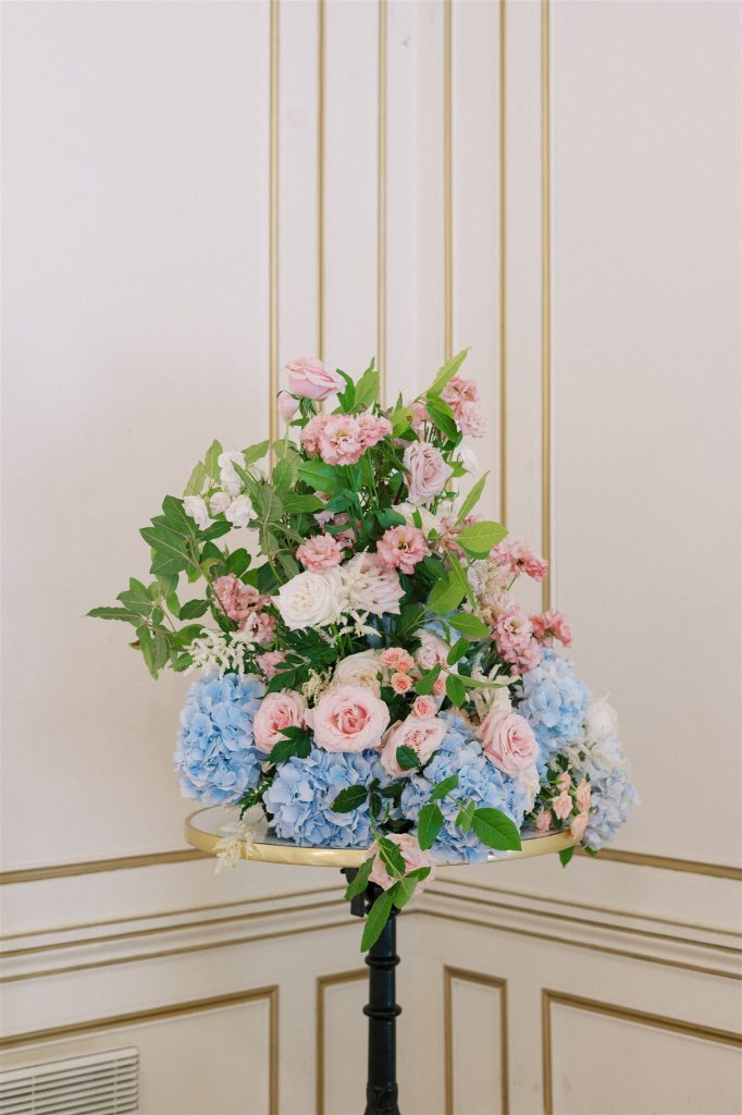 Composition florale bleu et rose